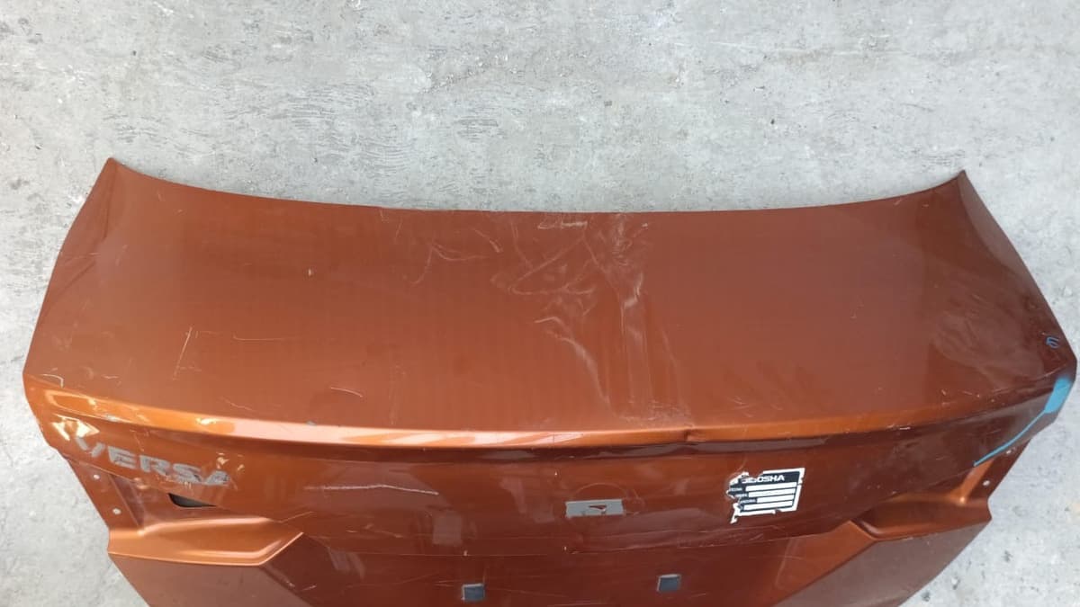 Tapa Cajuela Nissan Versa 2020 2021 2022 2023 2024 2025 galería
