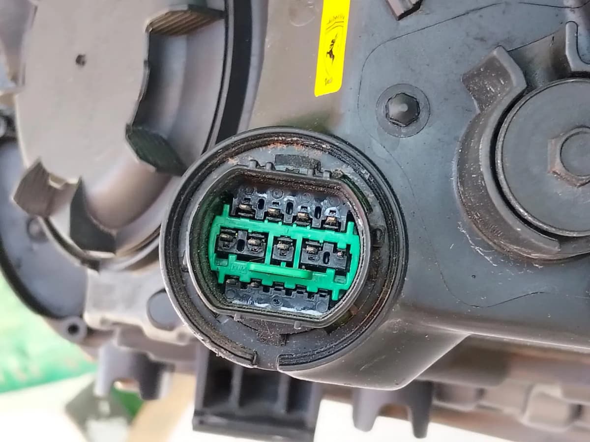Faro Derecho De Kia Río 2018-2023 Usado Original Derecho/pasajero