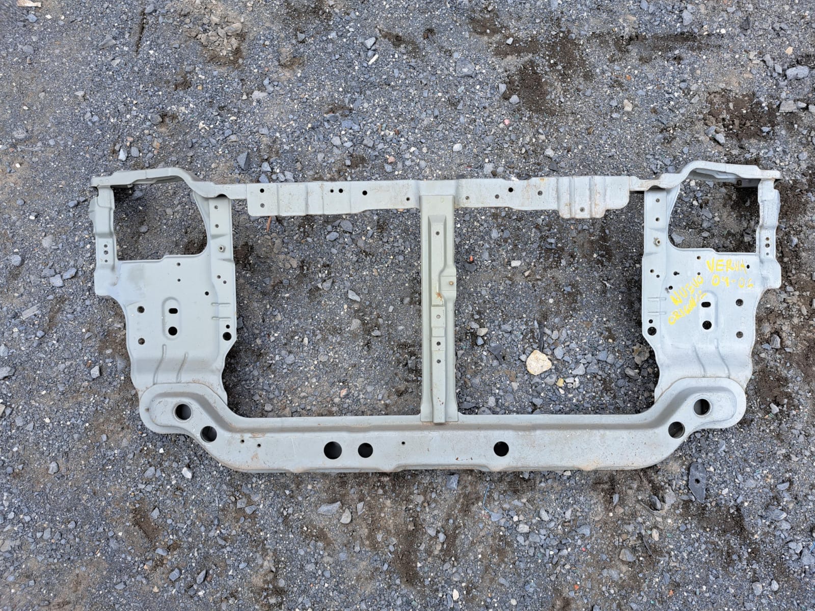Dodge Verna 2004 - 2006 Marco de radiador Usado Original, foto 1